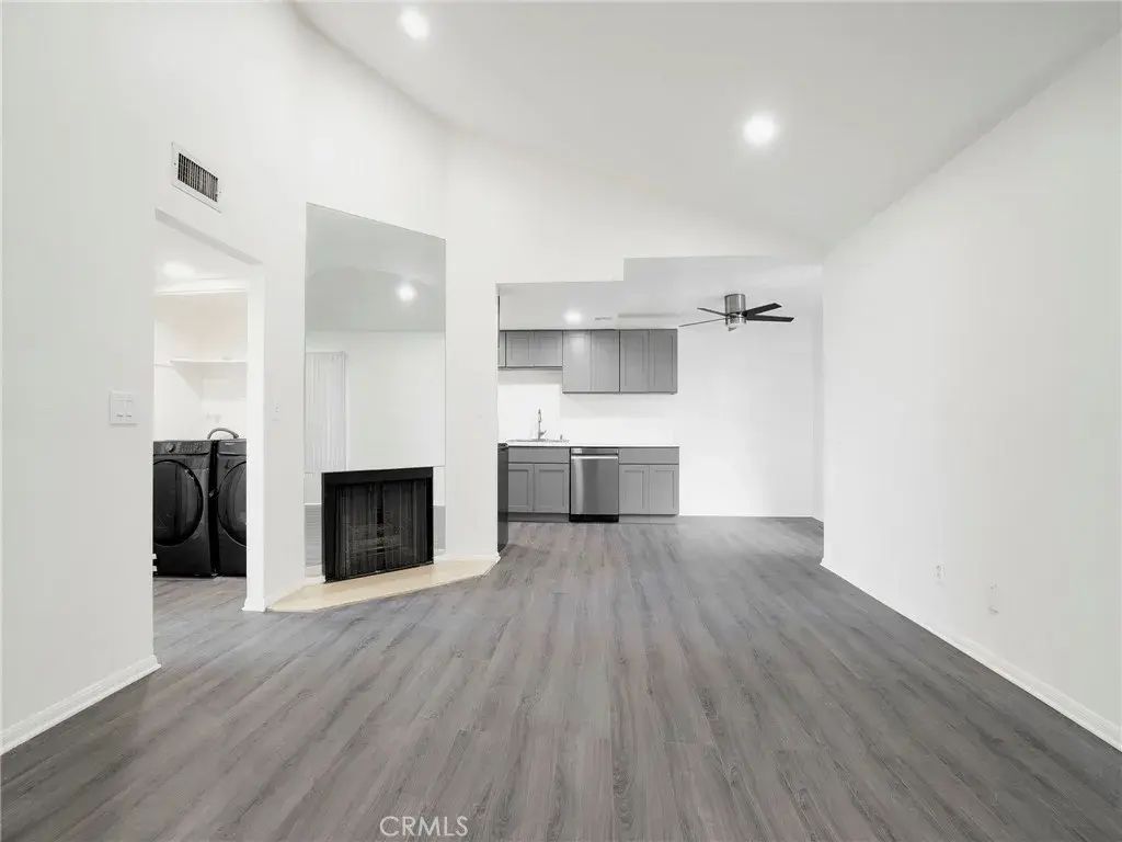 9038 Orion Avenue 209, North Hills