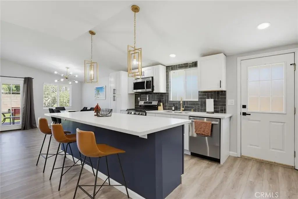 6564 Kelvin Avenue, Winnetka