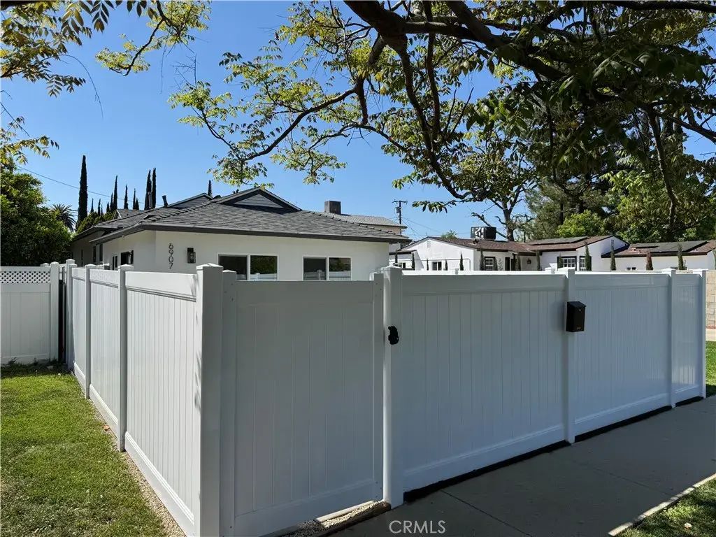 6907 Laramie Avenue, Winnetka