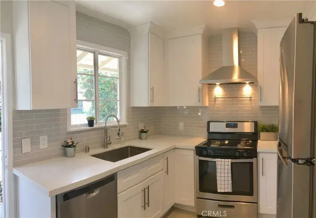 5711 Woodman Avenue, Valley Glen