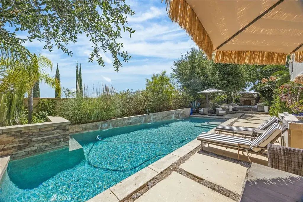 8394 Renwick, Corona