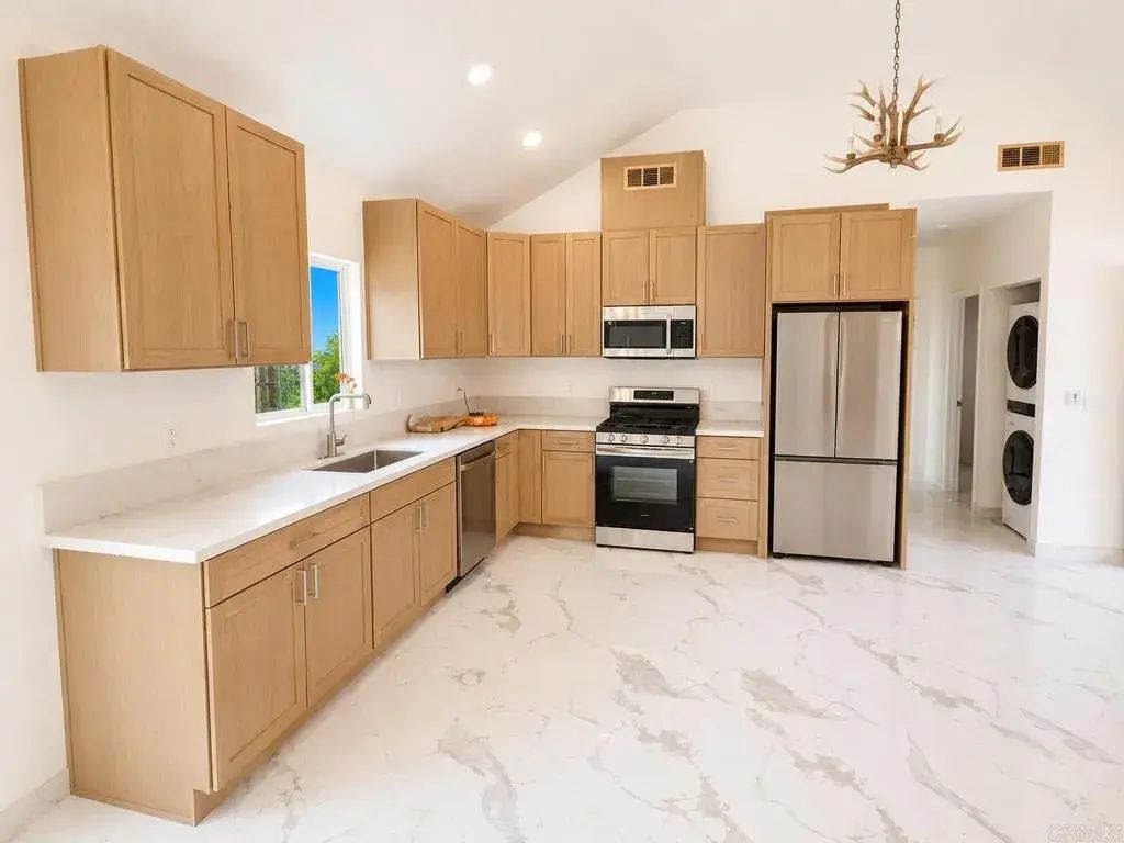 8327 Winter Gardens, Lakeside