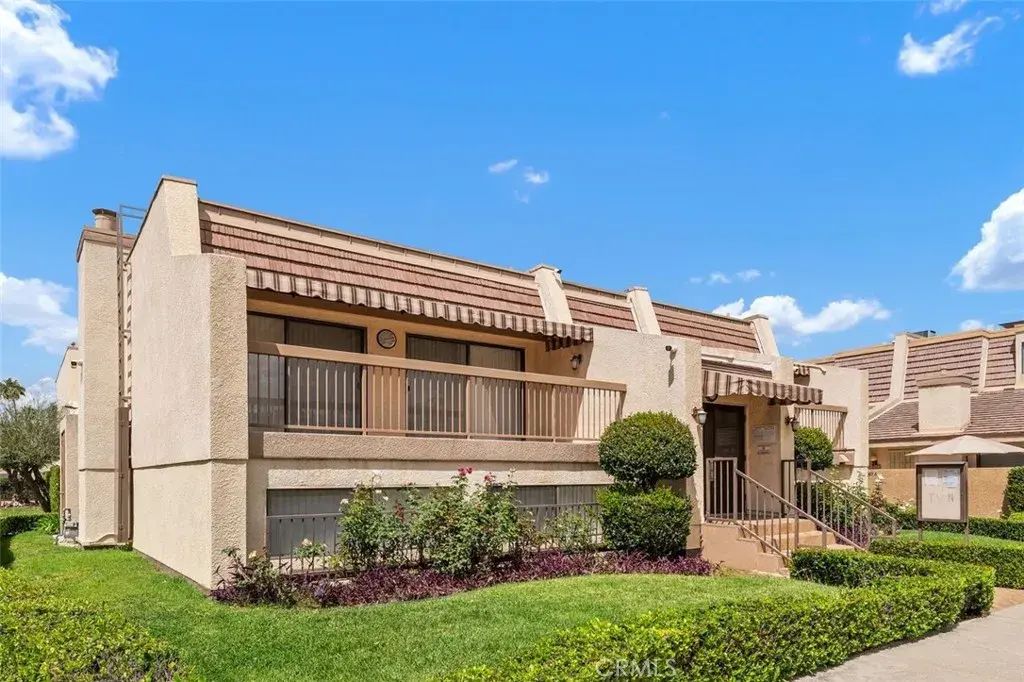 18415 Collins, Tarzana