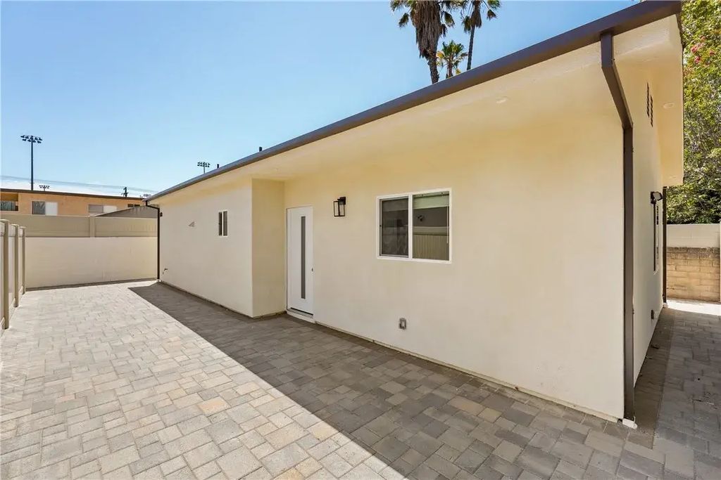 14924 Kittridge St, Van Nuys