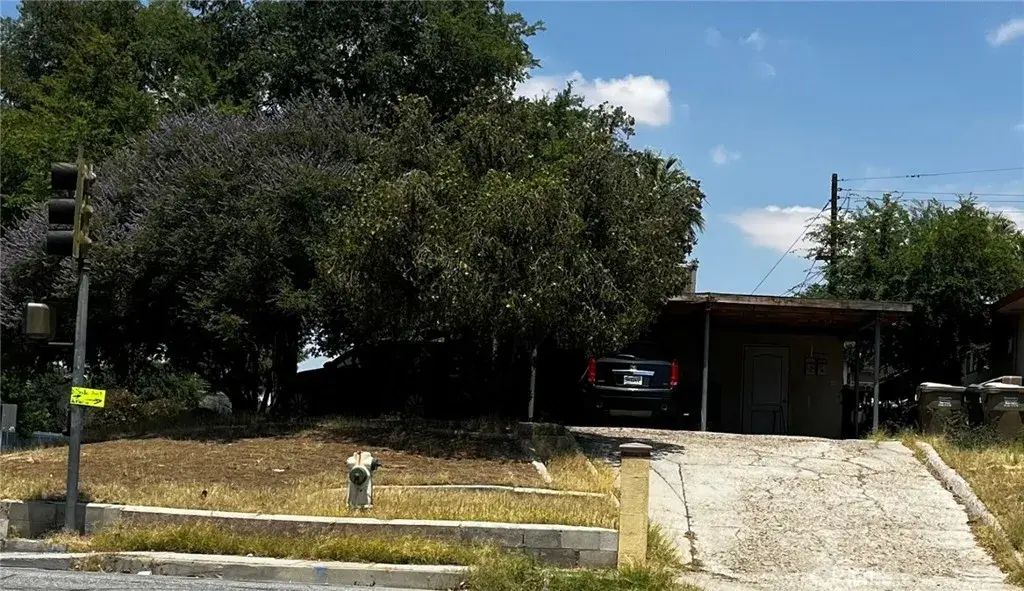 2200 College Avenue, Bakersfield