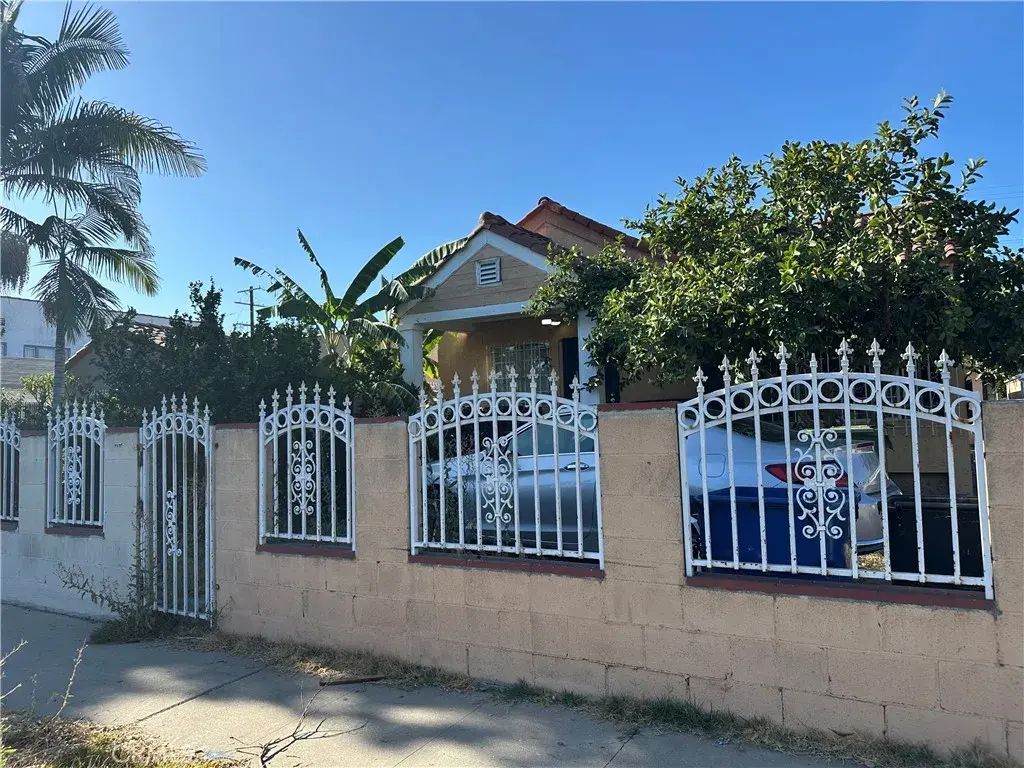 1137 W 61st, Los Angeles
