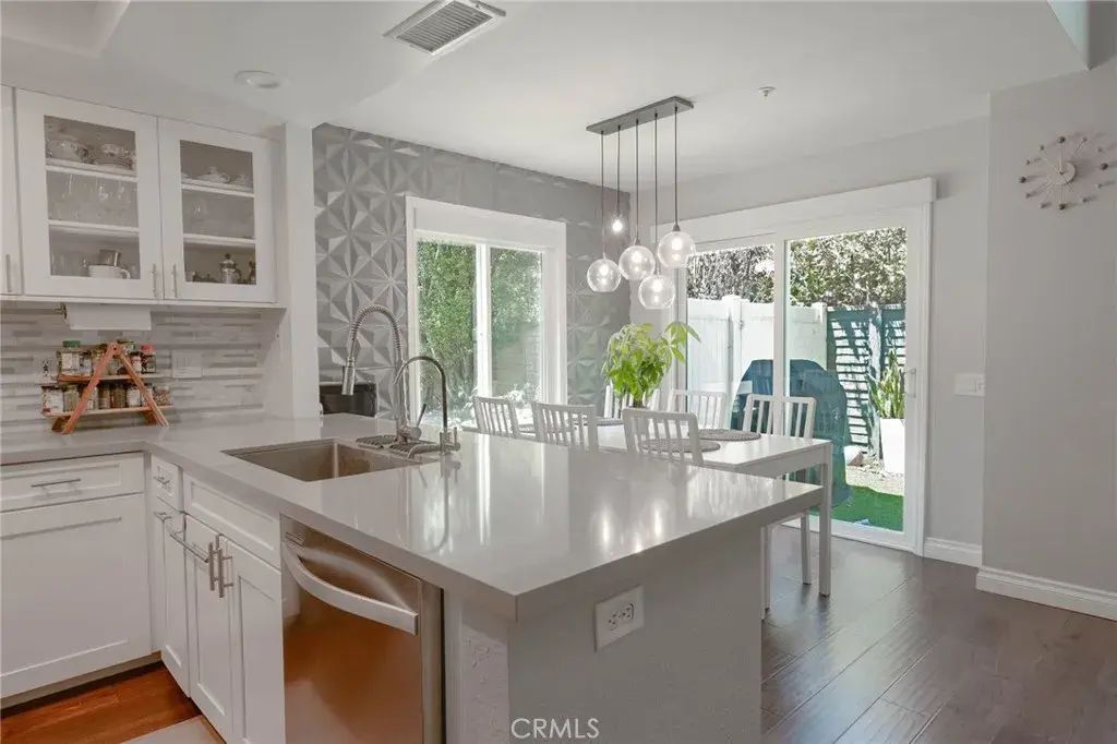 543 Victoria M, Costa Mesa