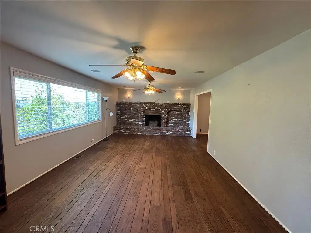 21015 Cantel, Walnut