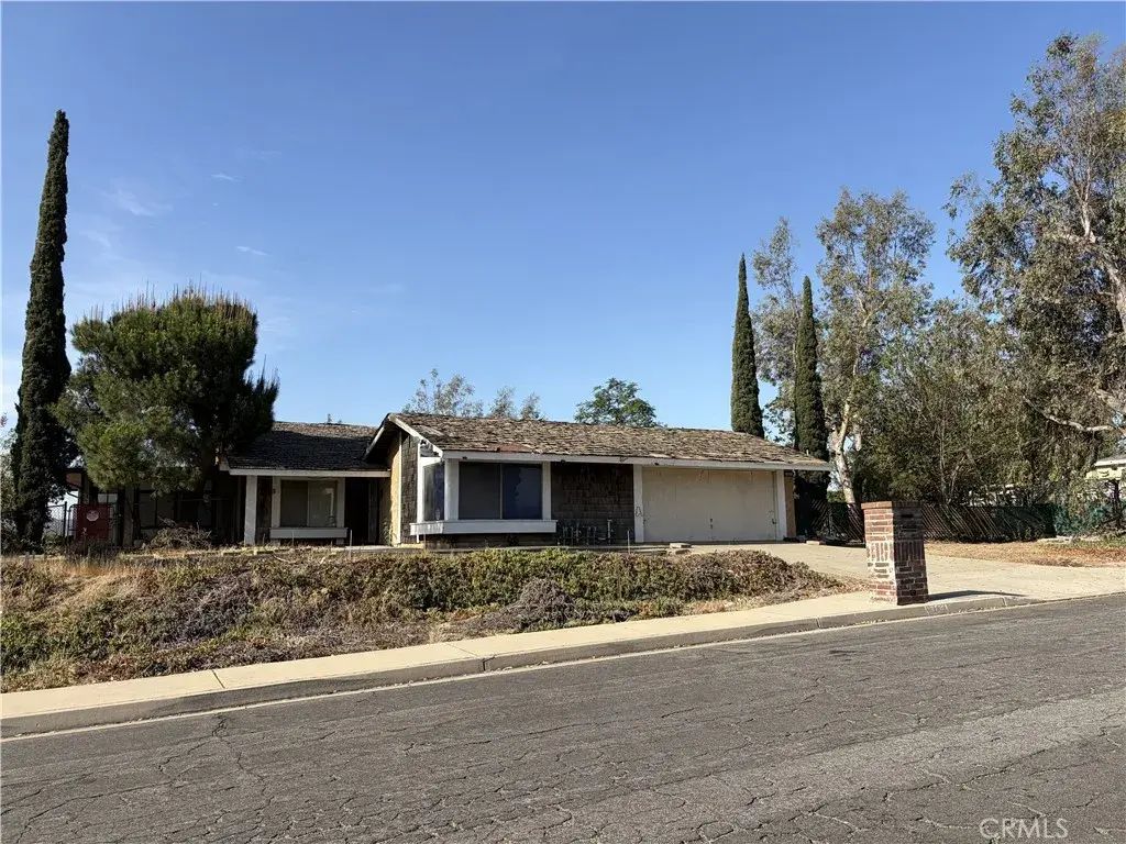 13735 Chaparral, Fontana