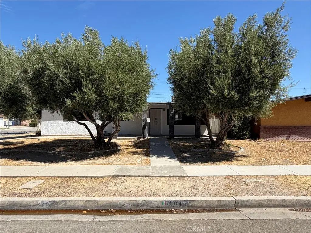 1047 W Avenue H6, Lancaster