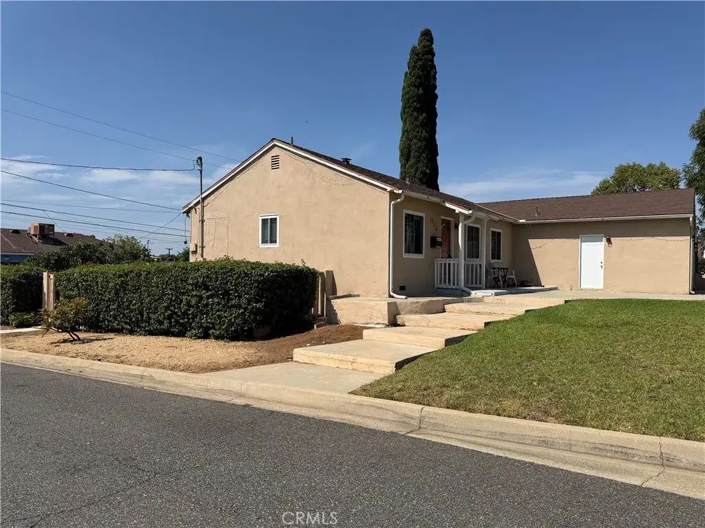 976 E Edgecomb, Covina