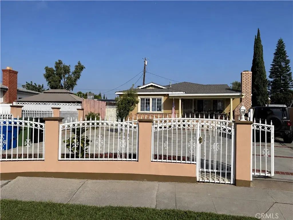 14921 Titus, Panorama City