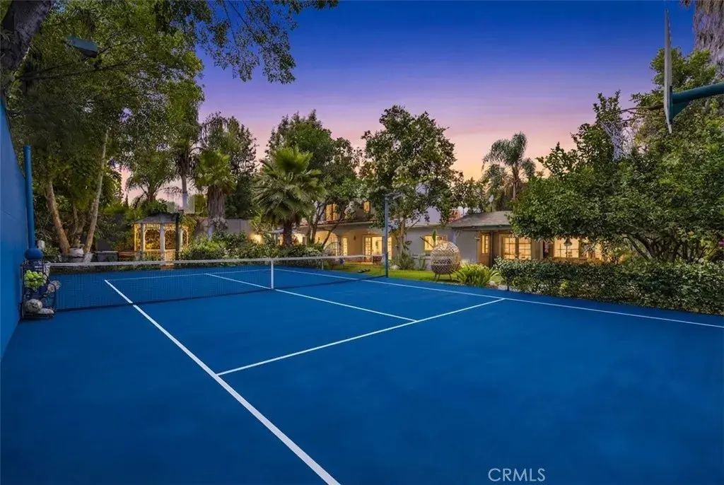 19436 Hatteras Street, Tarzana
