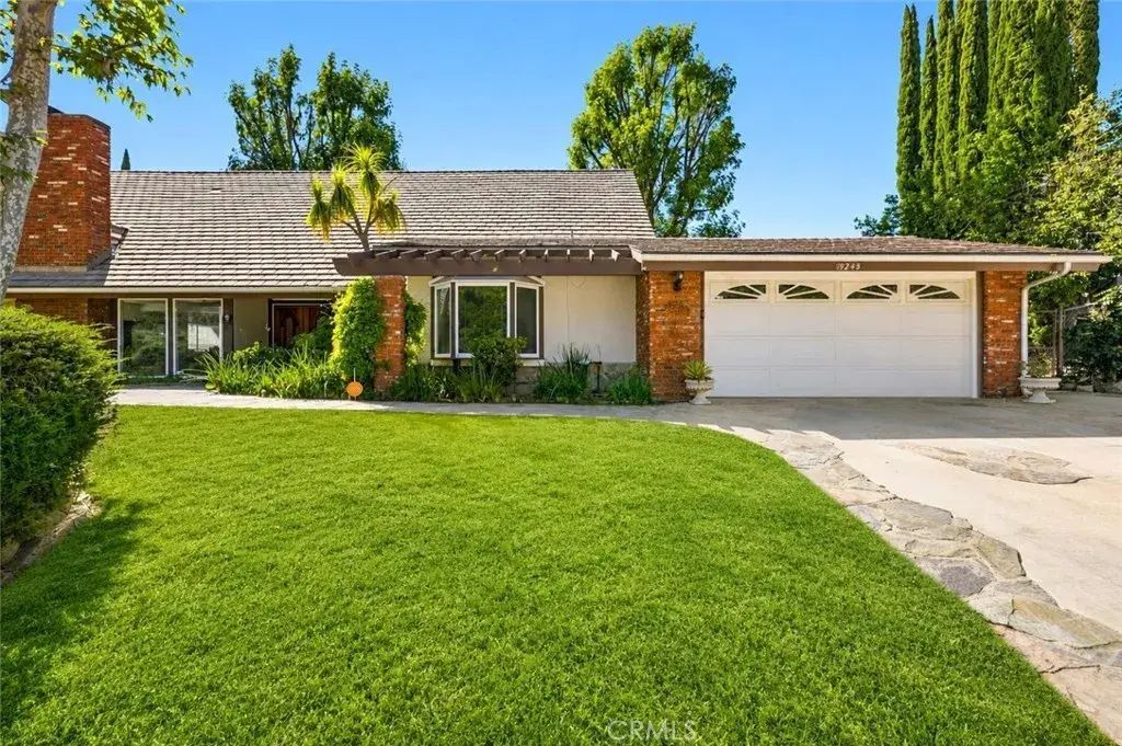 19245 Berclair, Tarzana