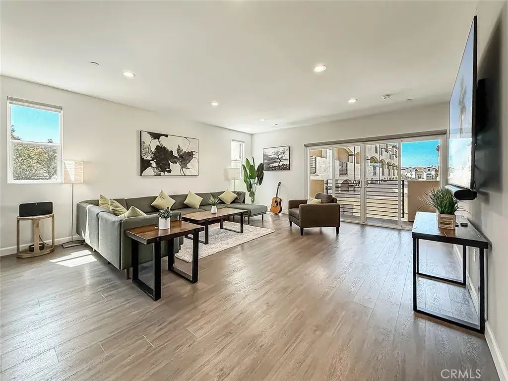 946 Warwick, Thousand Oaks