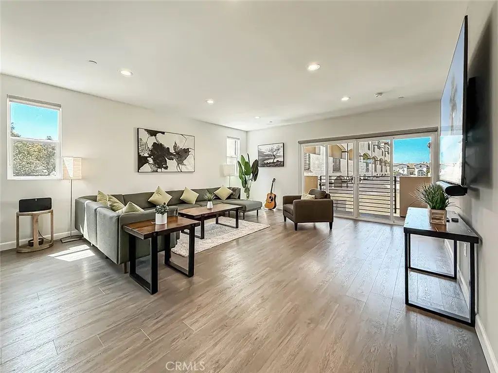 946 Warwick, Thousand Oaks