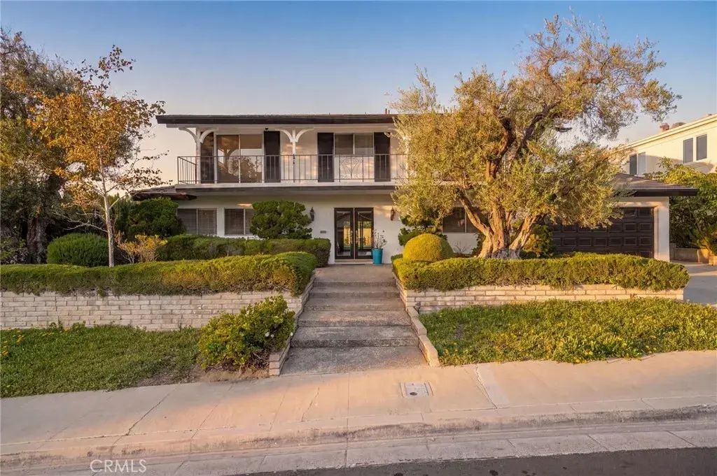 890 N Hillside Drive, Long Beach