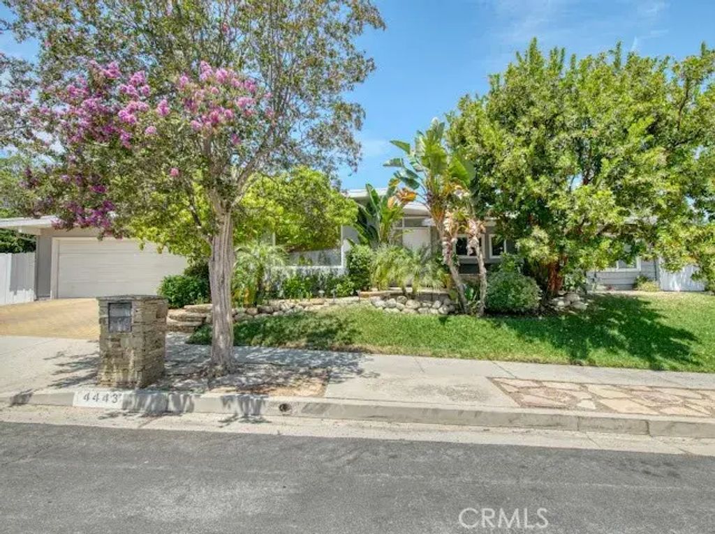 4443 Callada, Tarzana