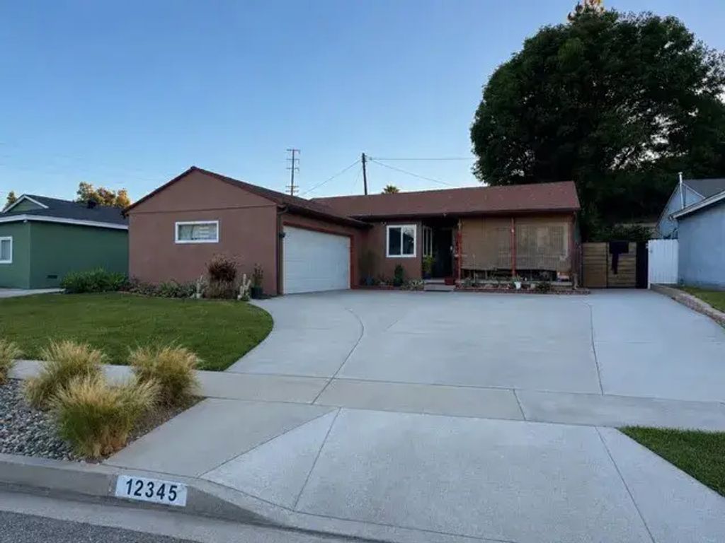 12345 Springview, Whittier