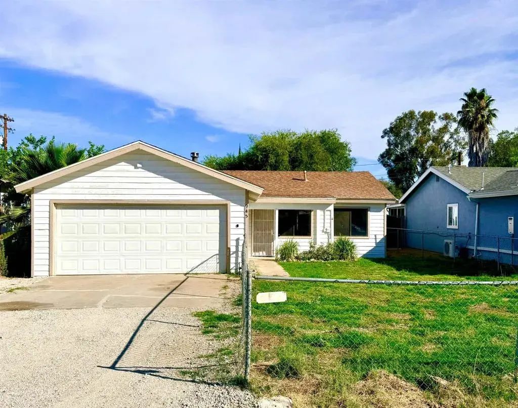 945 E Street, Ramona