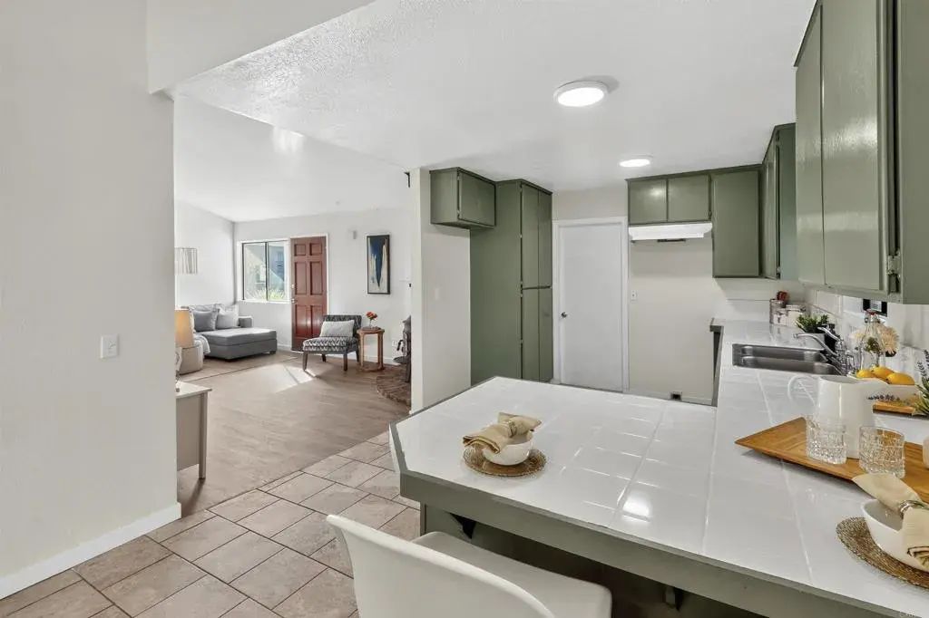 945 E Street, Ramona