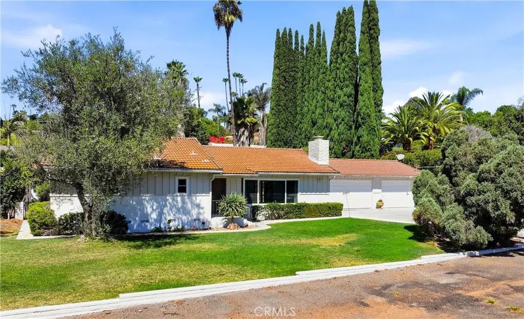 1613 Encino, Escondido