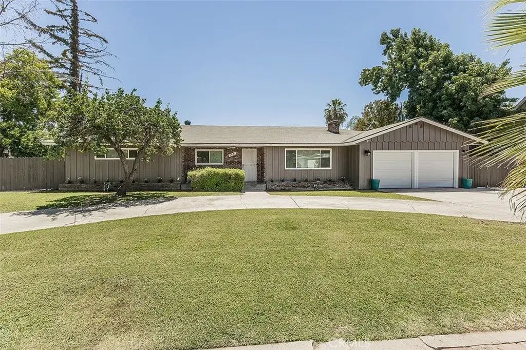 1551 E Almendra, Fresno
