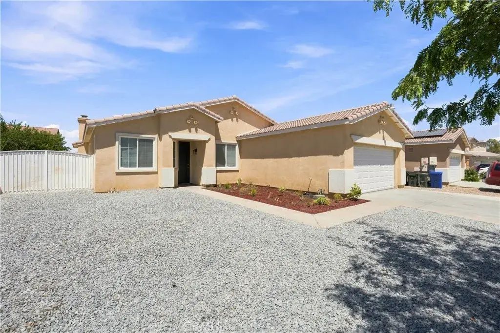 15850 Desert Rock, Adelanto