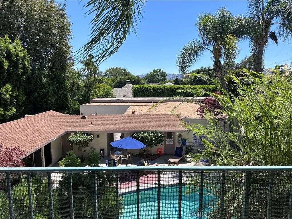 10240 Camarillo 207, Toluca Lake