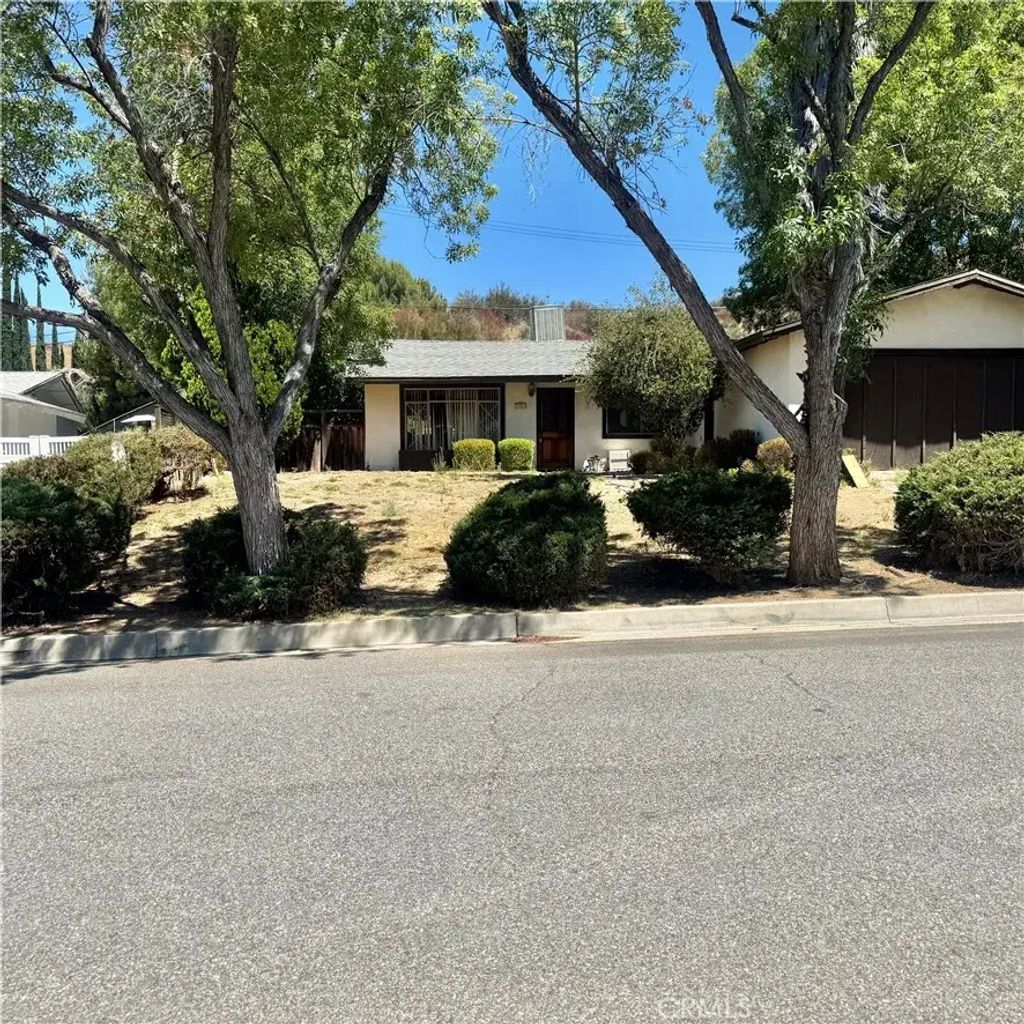 22465 Los Rogues, Saugus