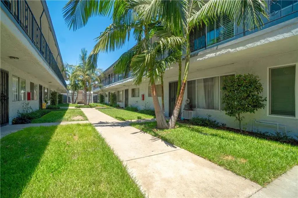 2890 E Artesia 60, Long Beach