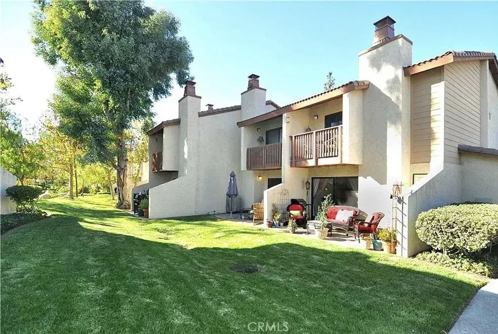 21555 Burbank 74, Woodland Hills