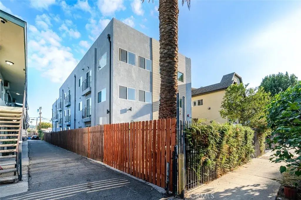 3324 Chapman, Los Angeles