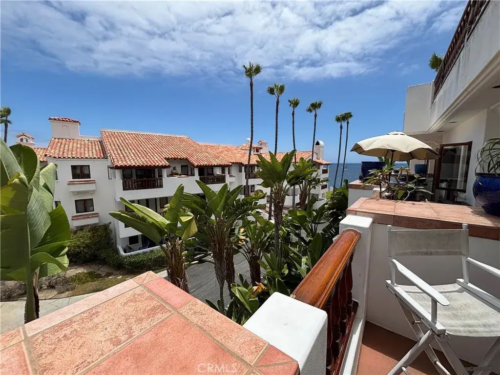 50 Playa Azul, Avalon
