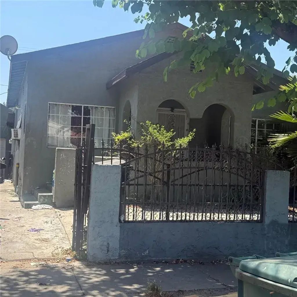 1142 E 64th, Los Angeles