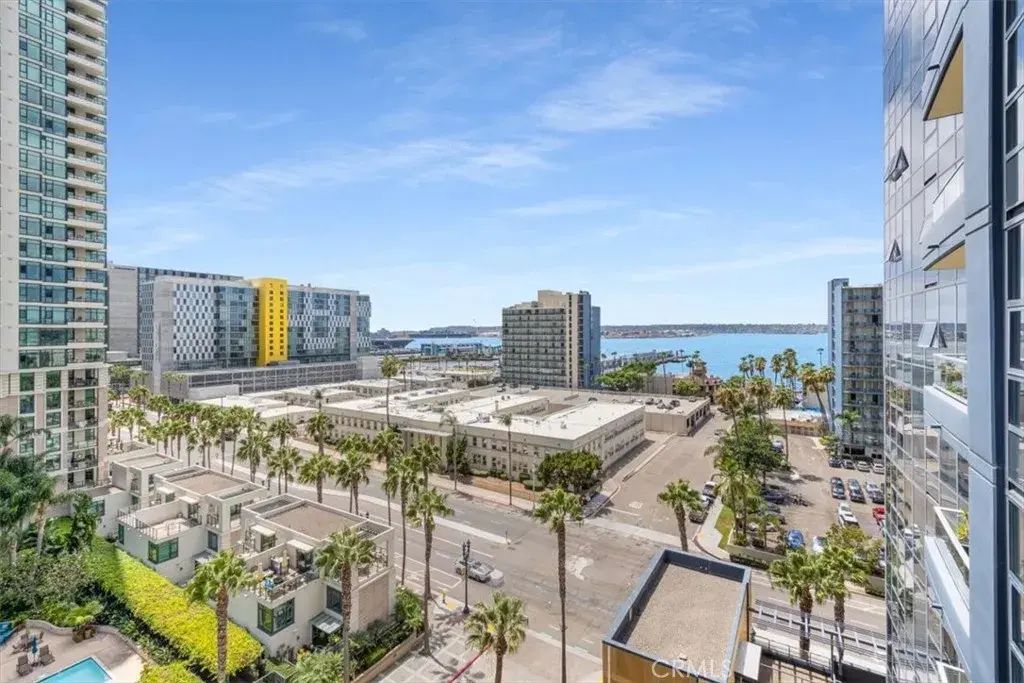 1325 Pacific Highway 1003, DOWNTOWN