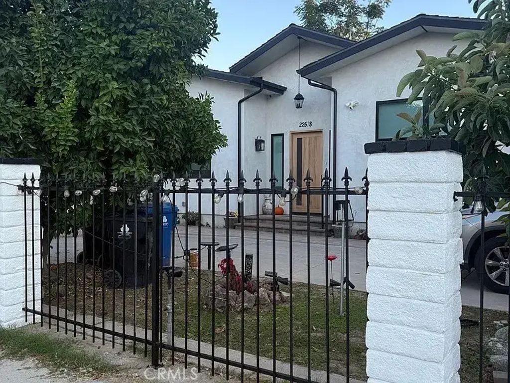 22520 Clarendon, Woodland Hills