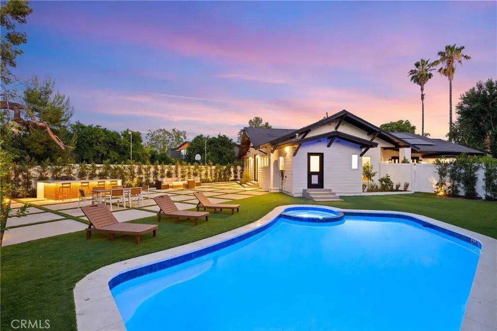 6016 N Woodlake Avenue, Woodland Hills