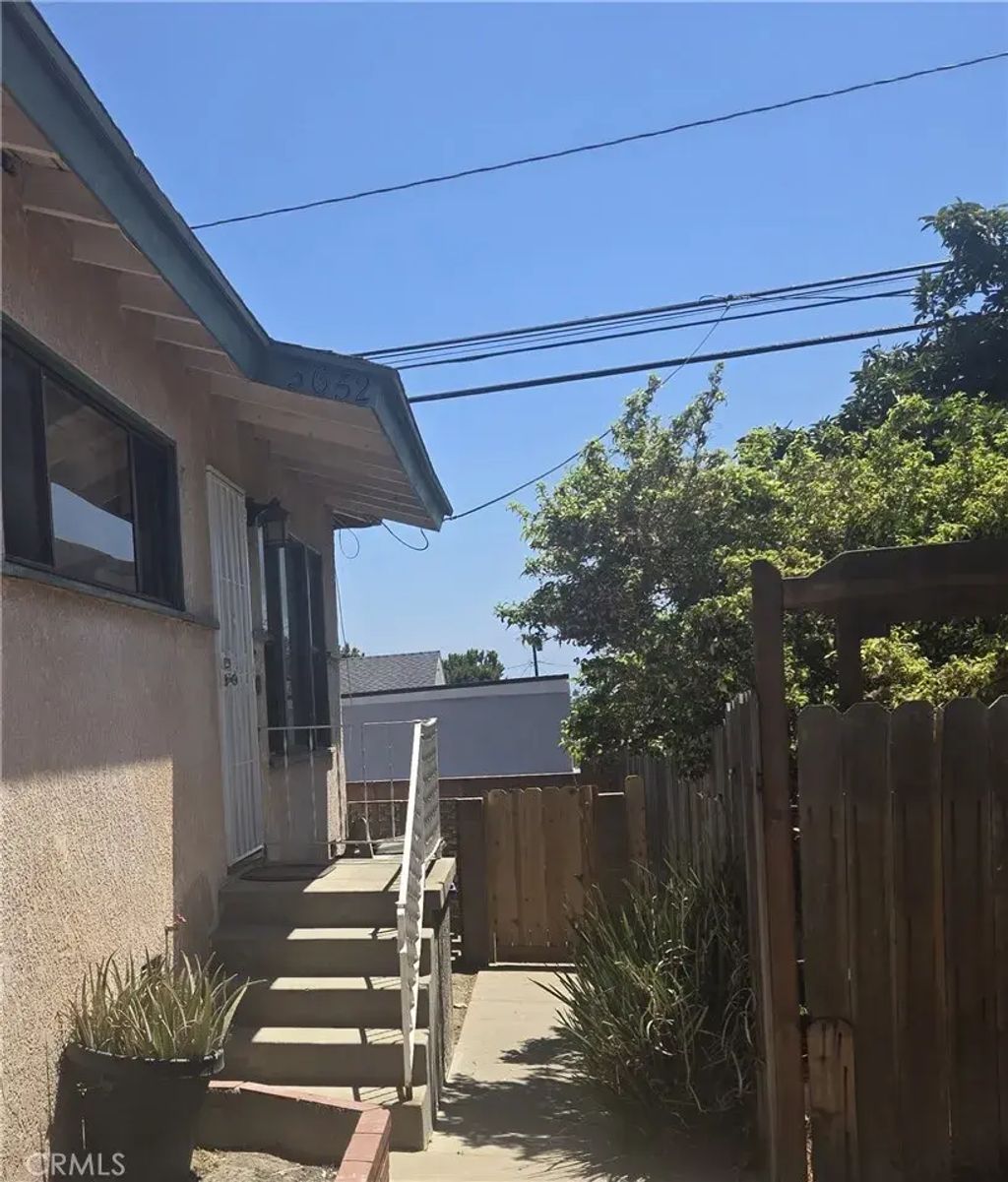 3652 E 17th St, Long Beach