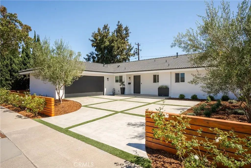1133 El Camino, Costa Mesa