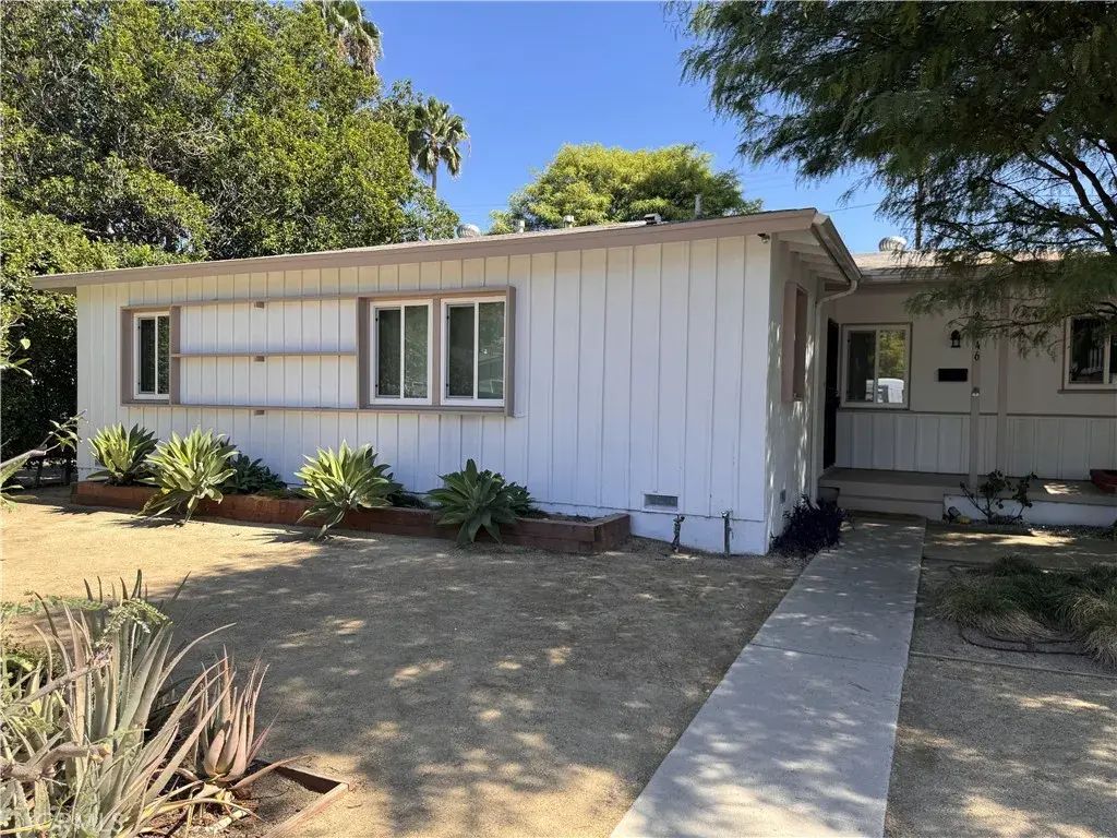 20146 Hartland, Winnetka