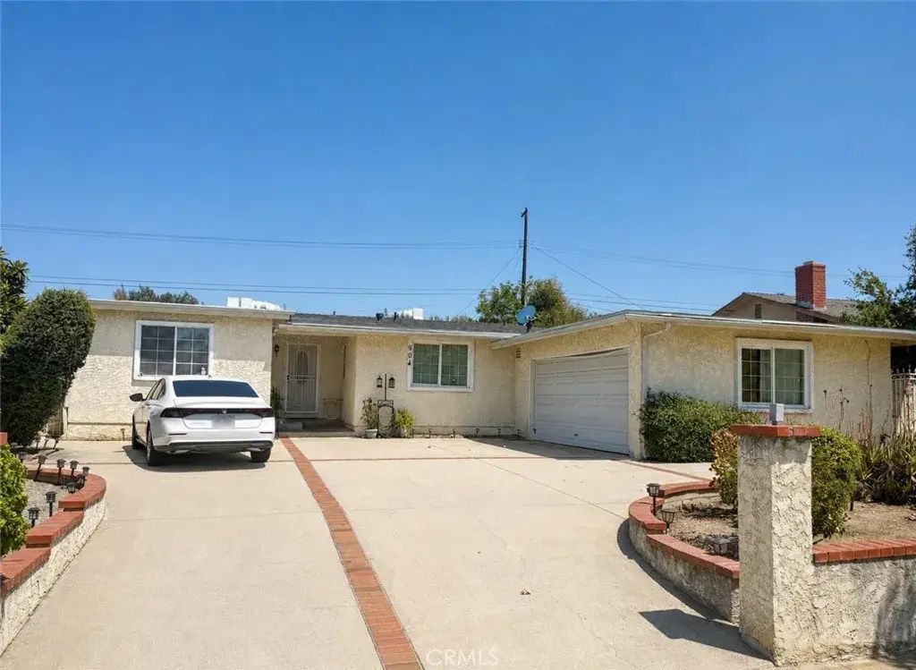 904 S Hollenbeck Street, West Covina