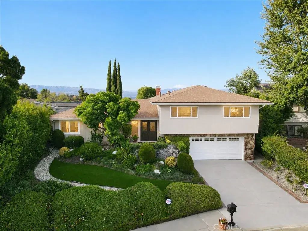 22509 Charlestown, Calabasas