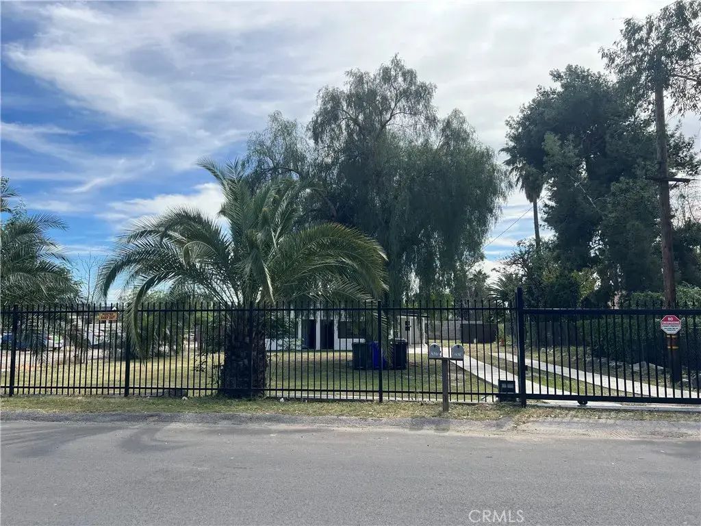 2527 W Third Avenue, San Bernardino