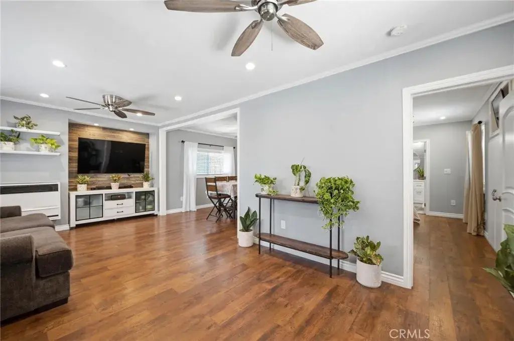 1100 W Gage Avenue, Los Angeles