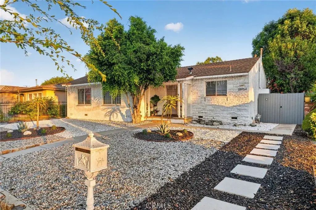 18952 Victory Boulevard, Tarzana
