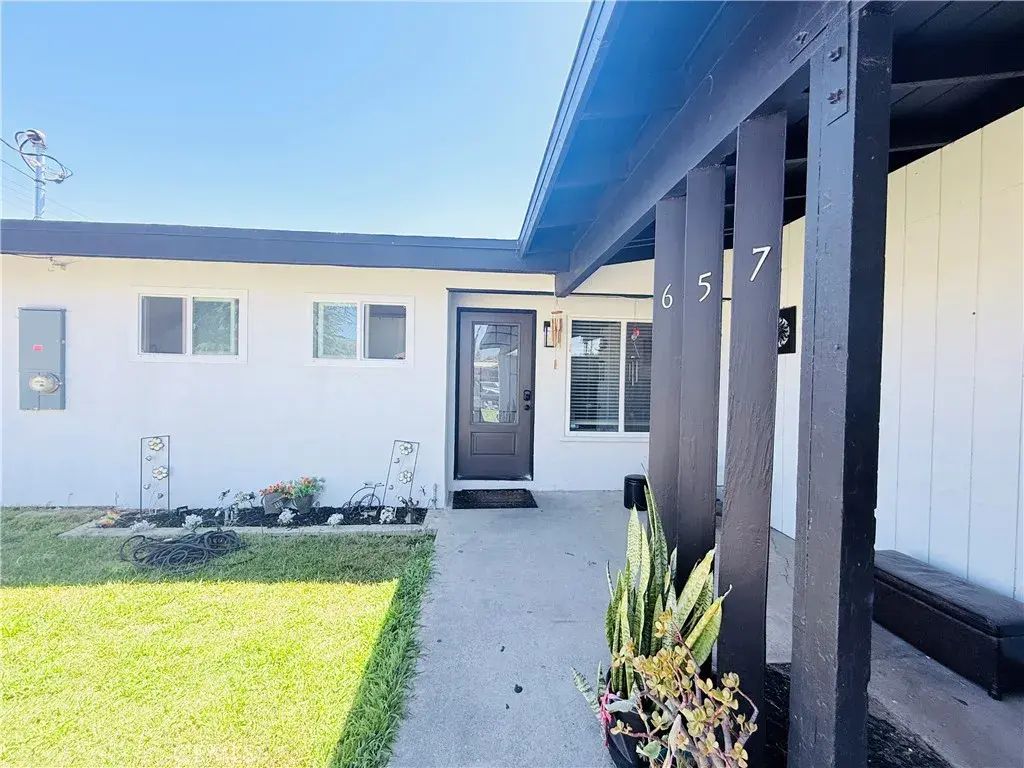 657 E King, Rialto