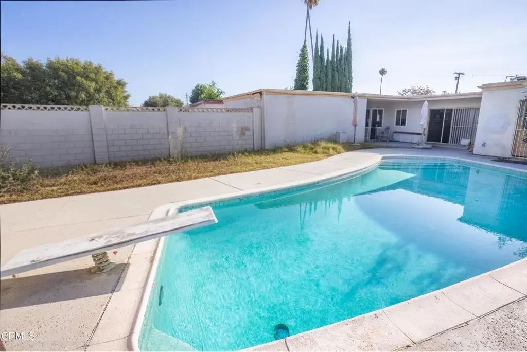 7511 Shoup Avenue, Los Angeles