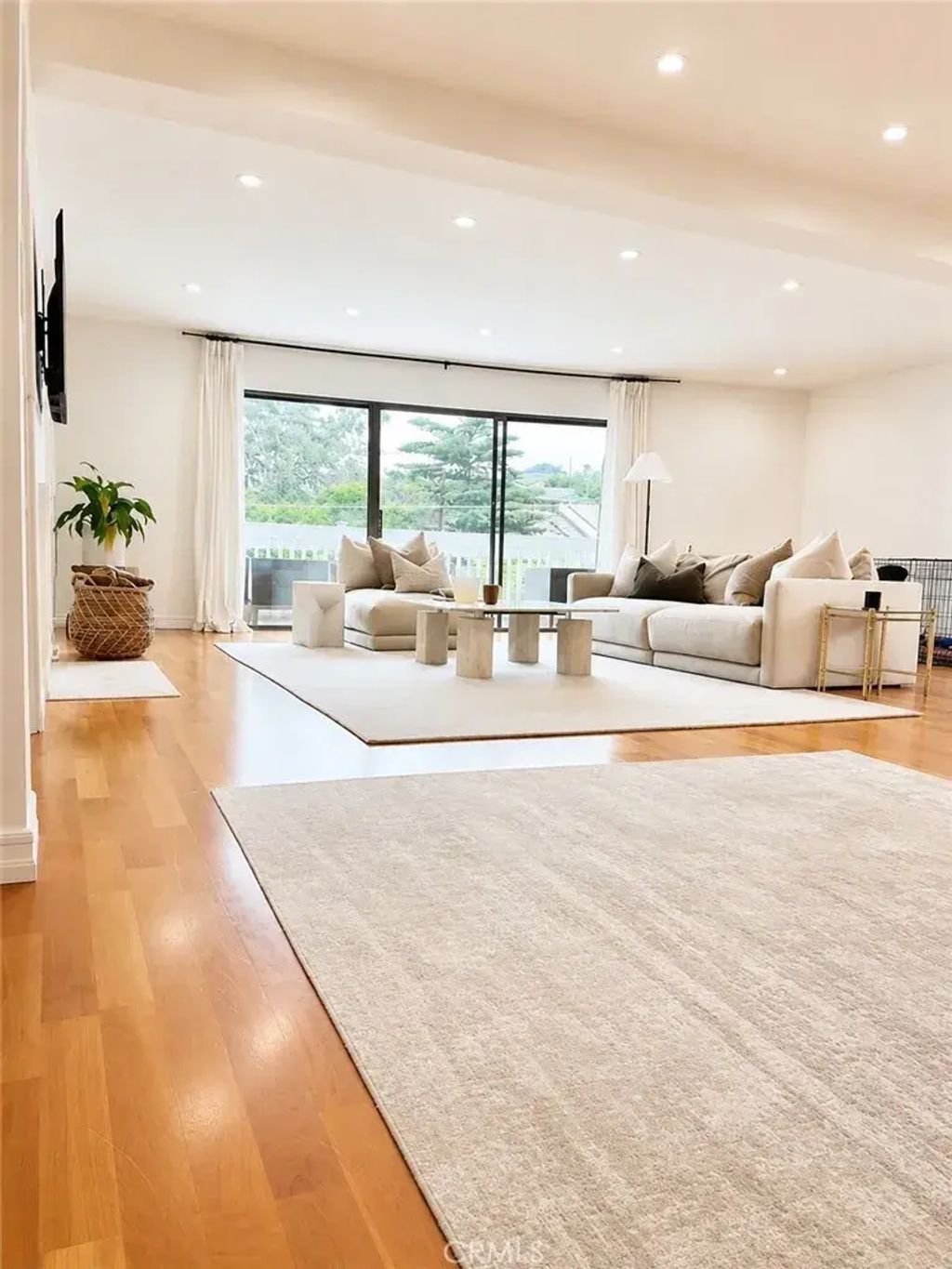 1310 Roxbury Drive 302, Los Angeles