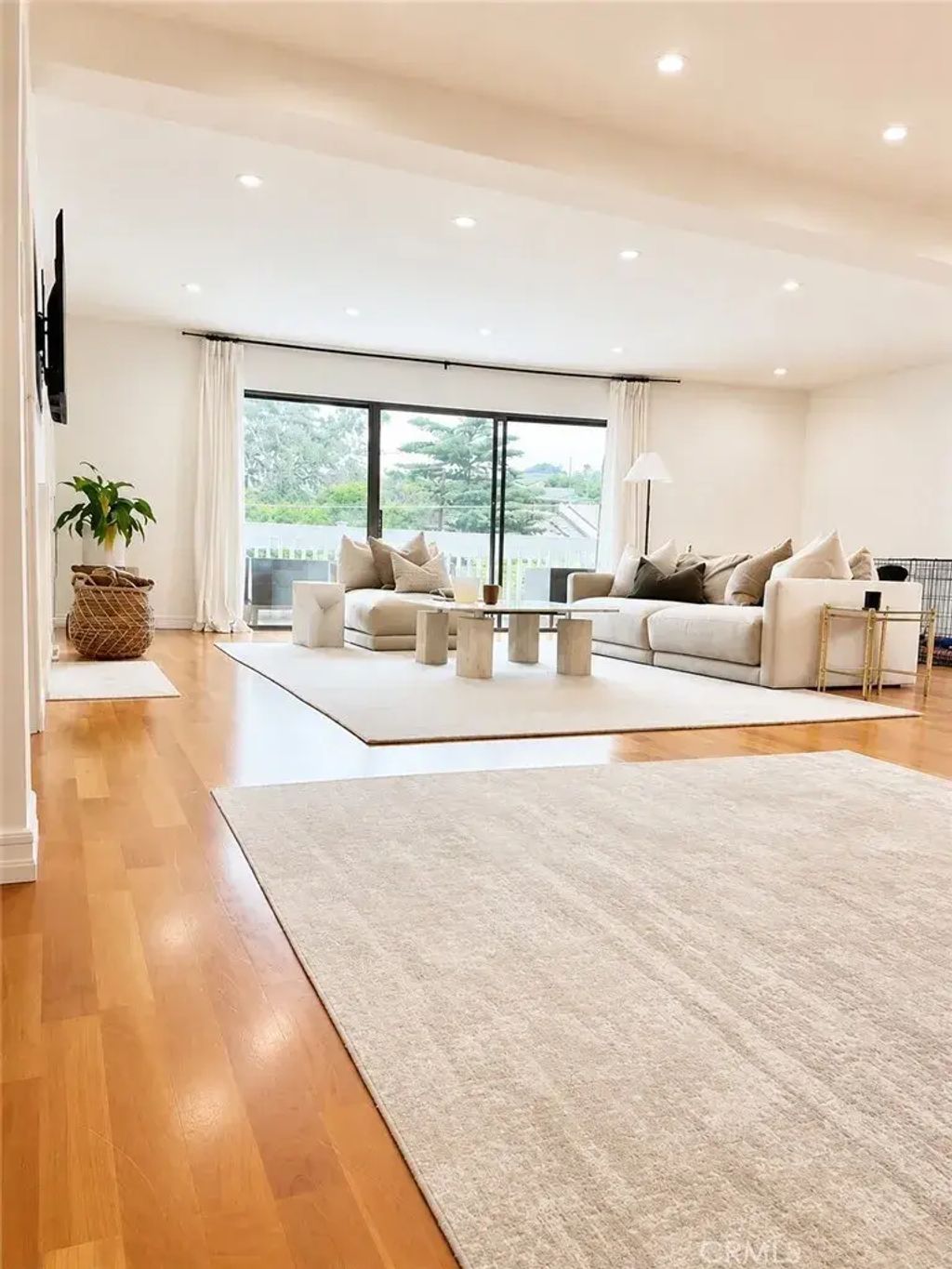 1310 Roxbury Drive 302, Los Angeles